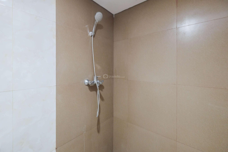 Bathroom 2, Cozy Stay Studio Room Tamansari Bintaro ByTravelio, Tangerang Selatan