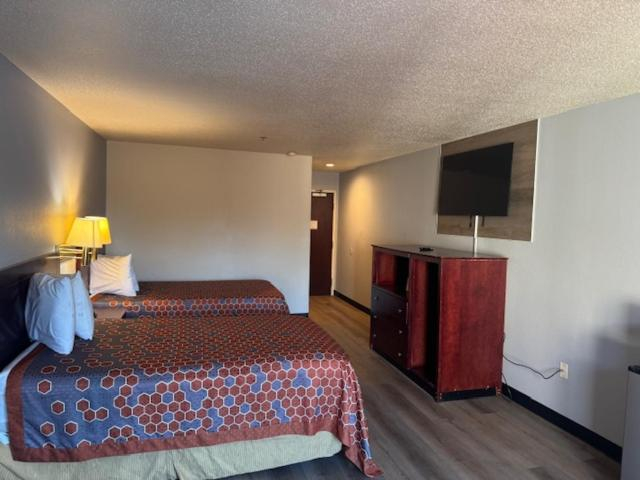 Bedroom 3, America's Best Inn Fairfield Birmingham, Jefferson
