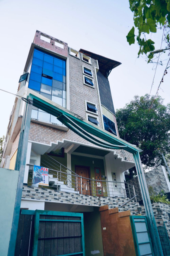 Exterior & Views