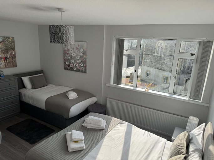 Bedroom 4, Riverside Apartment