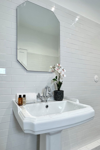 Bathroom 2, 1567 Platre, Paris