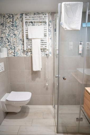 Bathroom 5, Kalvin Apartments, Budapesti