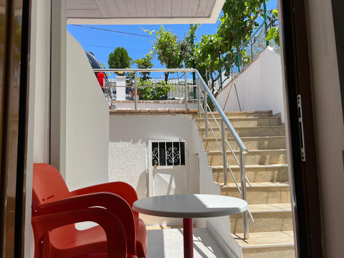 Others 5, Guesthouse Mance, Sarandës