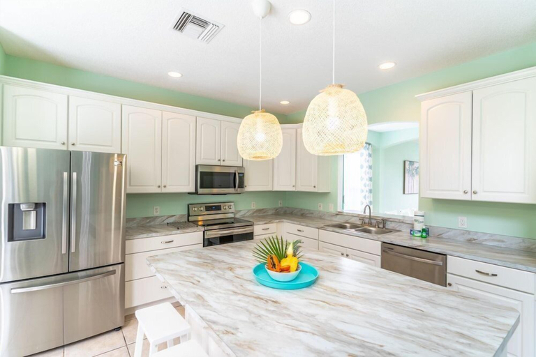 Private kitchen 2, 7BR Home w/ Private Pool 20min Disney, Osceola