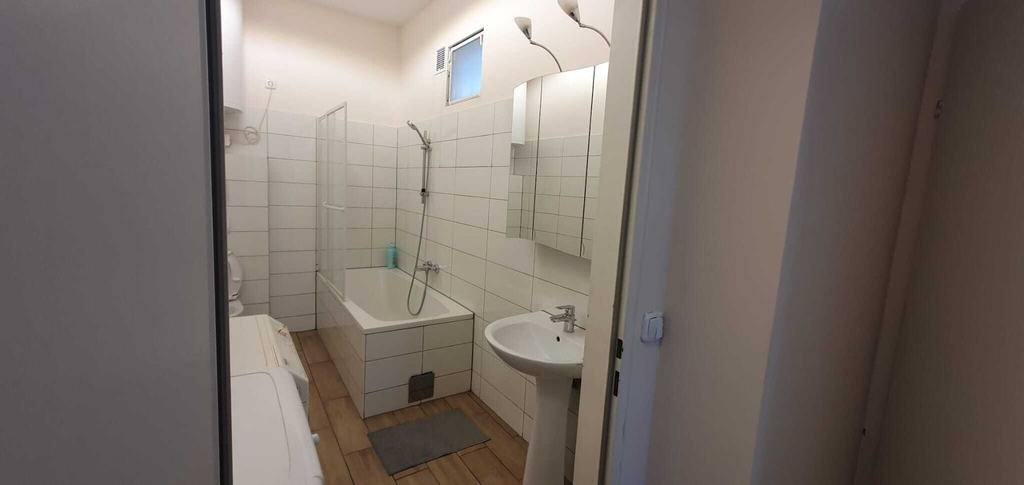 Bathroom 5, Affordable Private Rooms Close to City Center with Smart TV, Wien