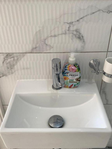 Bathroom 4, Julian's Apartments