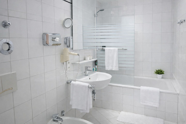 Bathroom 5, Bayers Boardinghouse & Hotel, München