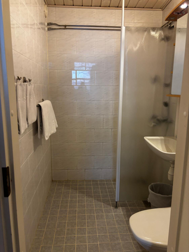 Bathroom, Hotelli Pihkuri, Central Finland