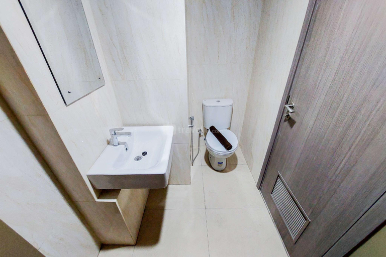 Bathroom 2, Tidy Studio Tamansari Bintaro Mansion By Travelio, Tangerang Selatan