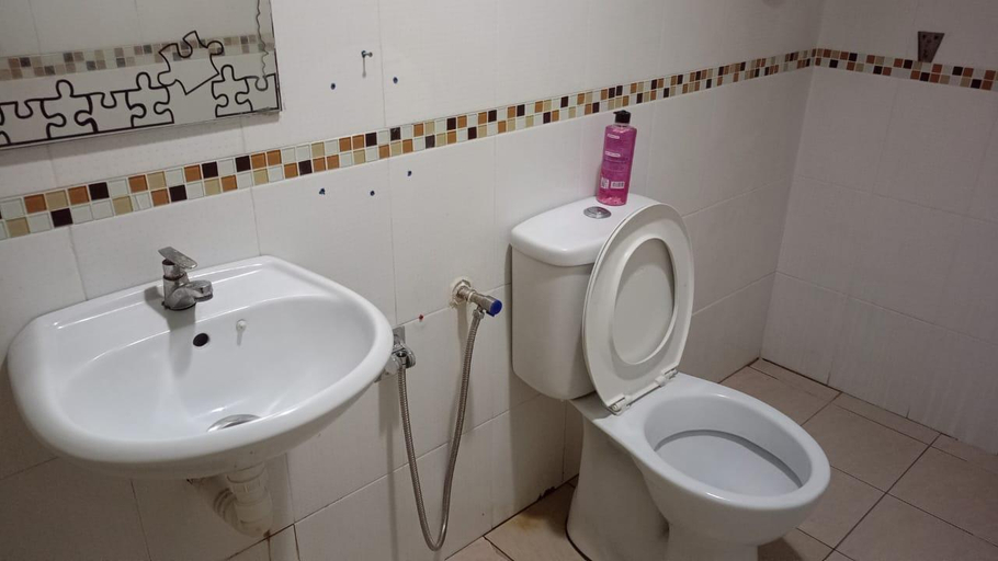 Bathroom 3, Batu Caves Paradise Hotel, Batu Caves