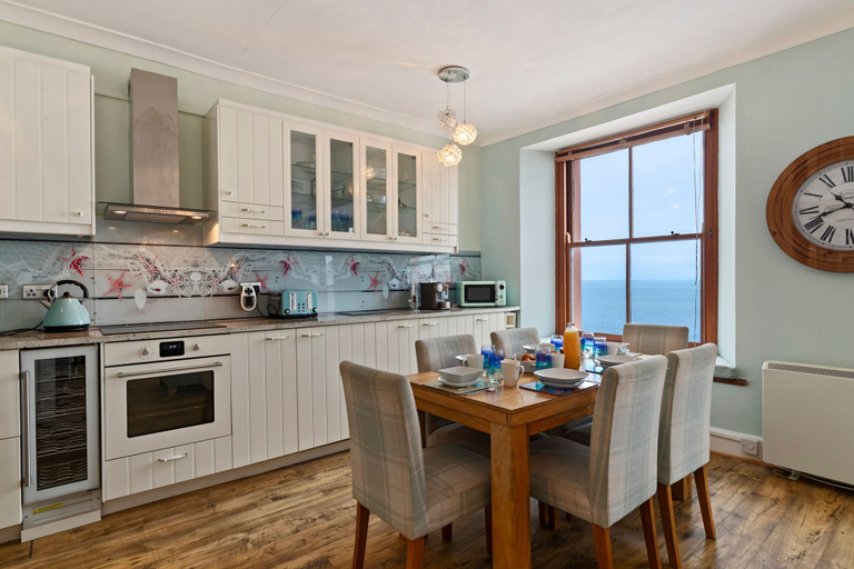 Room 5, 6 Paragon Court - Sea Front Apartment, Pembrokeshire