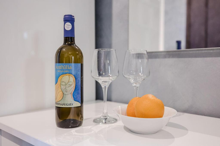 Food & Drinks 5, Central Apartment in St Julians, St Julian's