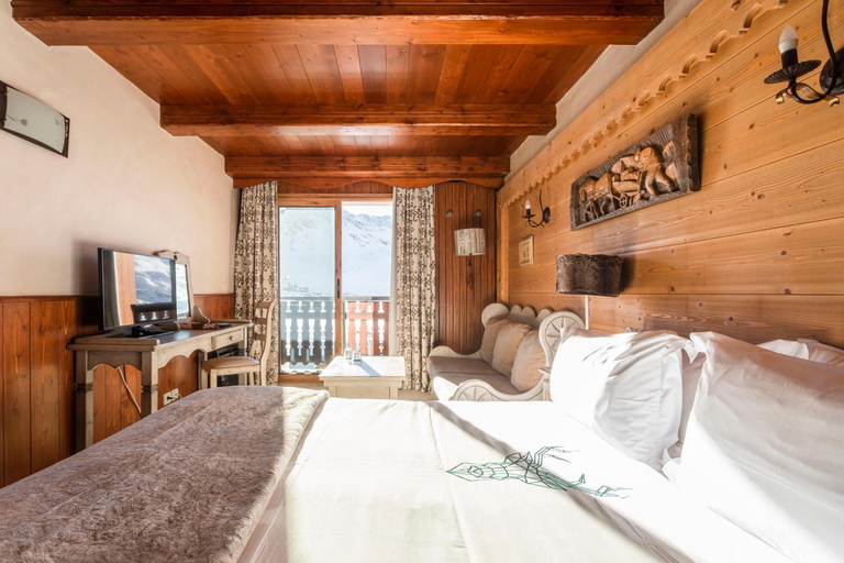 Bedroom 3, Hotel les Campanules by Les Etincelles, Savoie