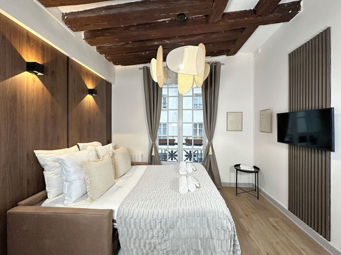 Living area 3, 1544 Dauphine, Paris