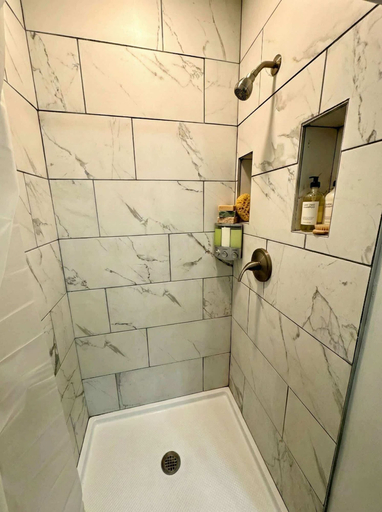 Room 5, Modern Cozy Walk up With King Bed, New Castle