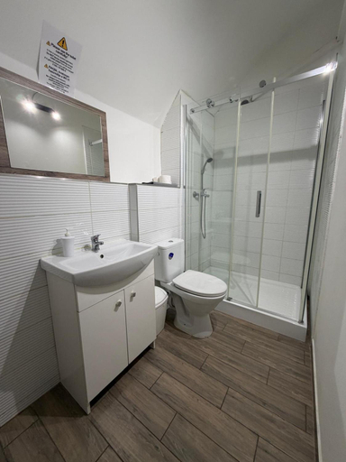 Bathroom 3, Travel Inn Apartments, Budapesti