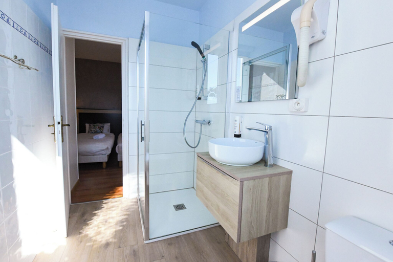 Bathroom 3, Hotel le Coureau, Charente-Maritime