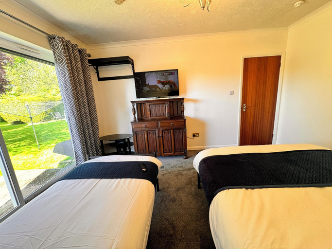 Bedroom 3, High Trees Gatwick Guest House, Surrey