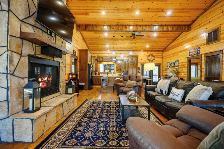 Living area 3, Hoot's Hideaway w/ Hot Tub, McCurtain