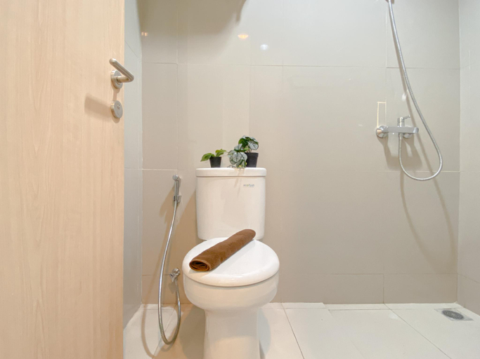 Bathroom 3, Comfy Studio Apt at Tree Park City BSD By Travelio, Tangerang Selatan