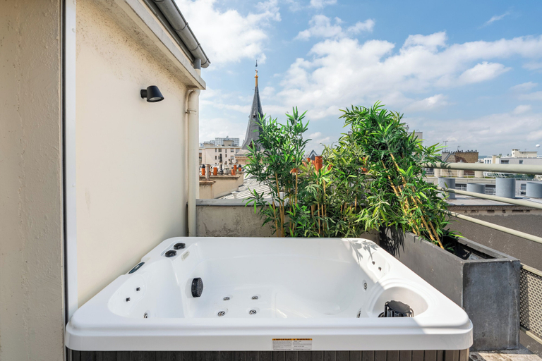 Outdoor spa tub, 1530 Roux, Paris