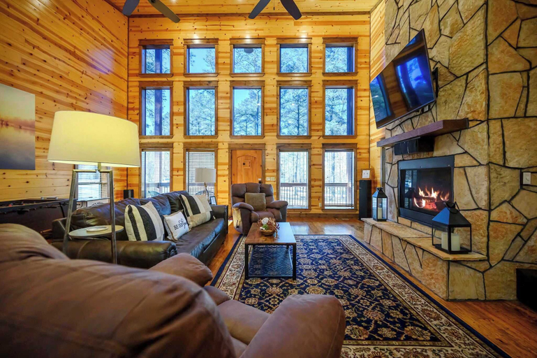 Living area 5, Hoot's Hideaway w/ Hot Tub, McCurtain