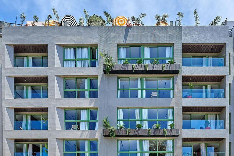Exterior & Views