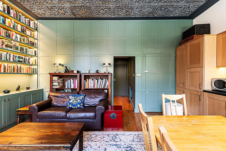 Others 5, Stylish Olympia Flat With Character, London