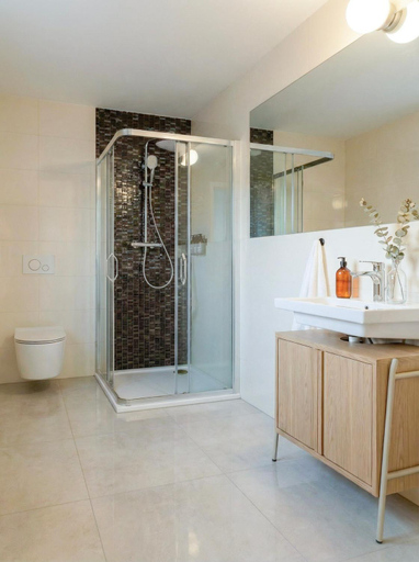 Bathroom 2, TurnKey I Antonin Dvorak Apartments, Praha 1
