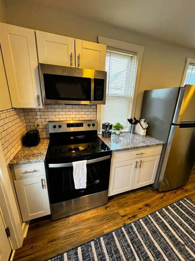 Room 4, Modern Cozy Walk up With King Bed, New Castle