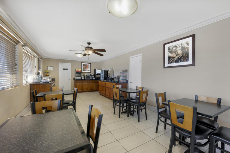 Food & Drinks 5, Best Western Caprock Inn, Terry