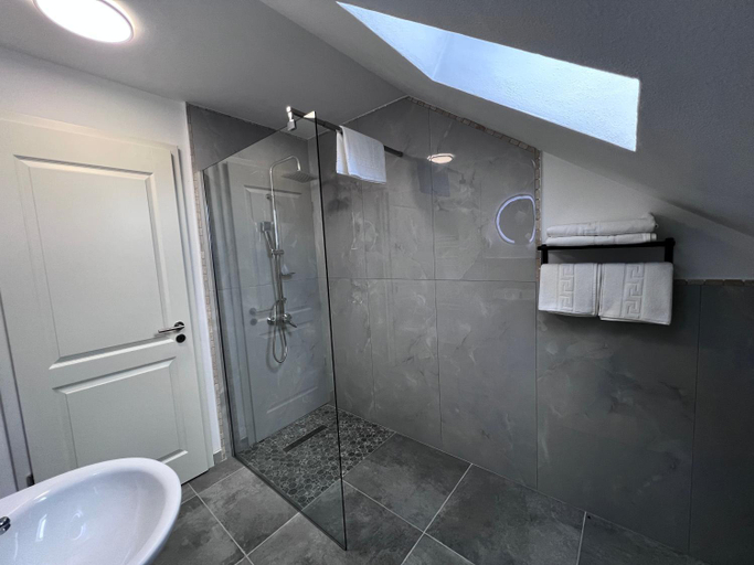 Bathroom 3, Casa Centiu, Bran