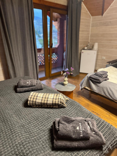 Bedroom 3, Готель Близнюки, Nadvirnians'kyi