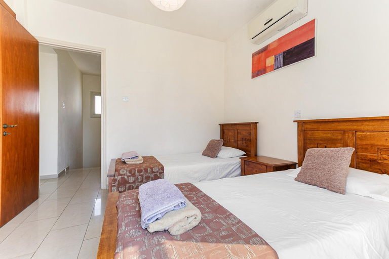 2, Coral Bay Villa - Sleeps 6 - Pool - Parking