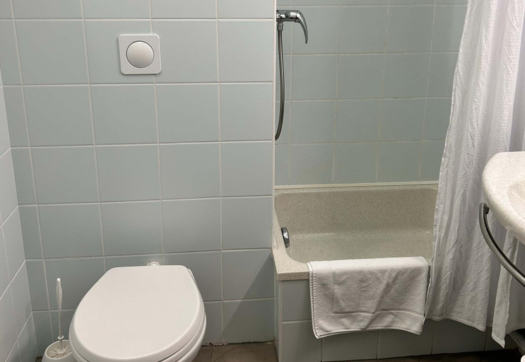 Bathroom 5, B&B HOTEL Aurillac Le Lioran, Cantal