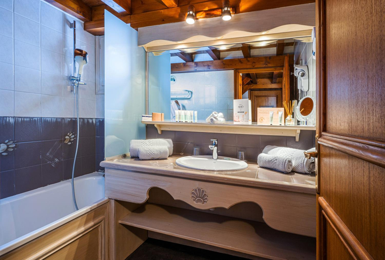 Bathroom 5, Hotel les Campanules by Les Etincelles, Savoie
