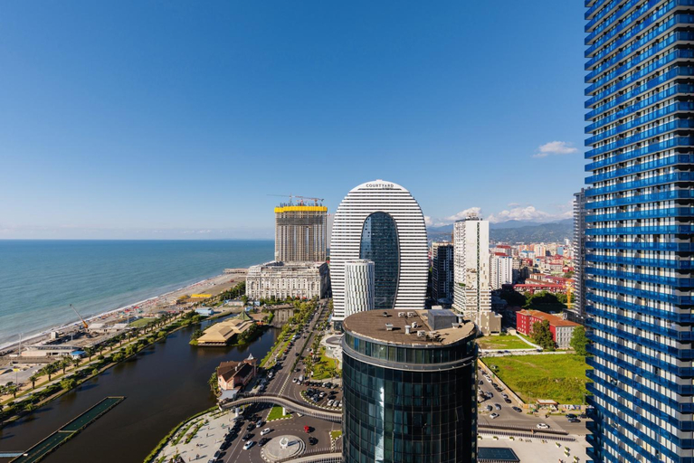 Exterior & Views