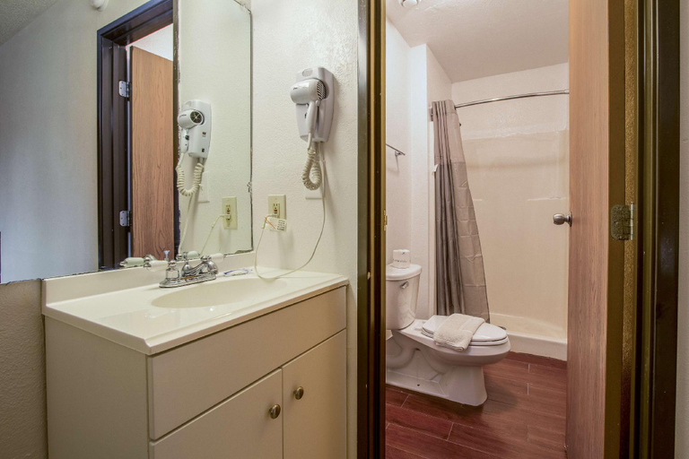Bathroom 1, Motel 6 Ashland, OH, Ashland
