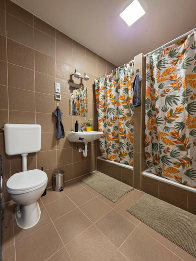 Bathroom 3, K21 party apartment hotel with inhouse ruin pub, Budapesti