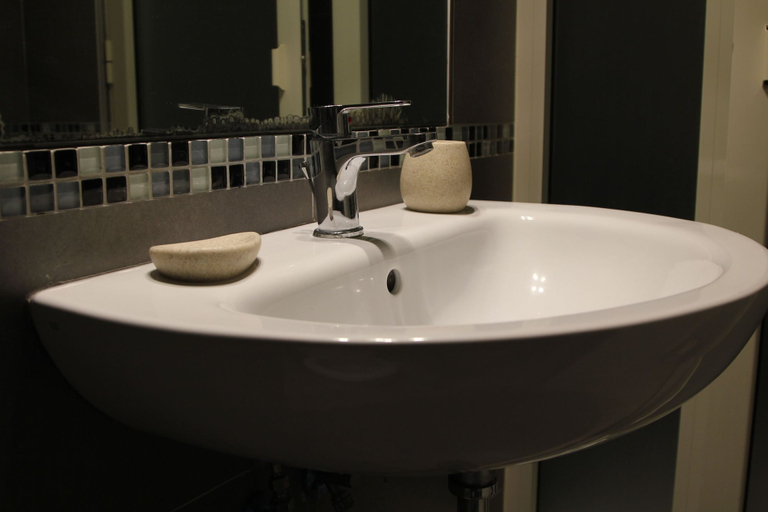 Bathroom 5, Sesta Strada, Rome
