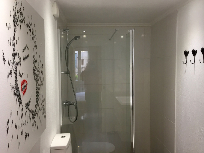 Bathroom 5, La Maison au Puits, Tarn