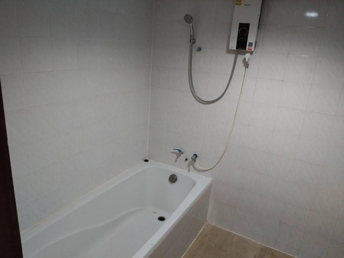 Bathroom 3, Golden Inn Hotel, Muang Chachoengsao