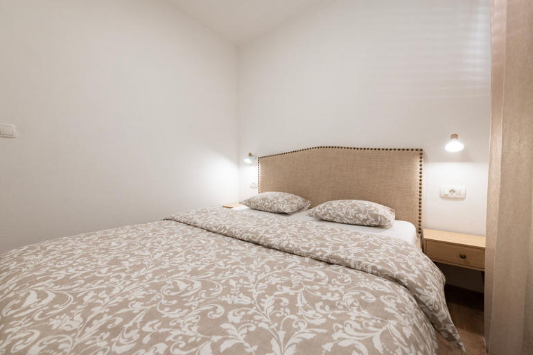 Room 5, Seafront Apartment Elona, Nin