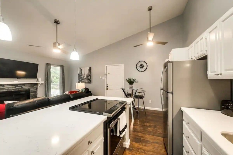 Interior 5, 1BD Condo Pool South Irving I40, Irving