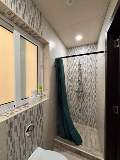 Bathroom 3, 4 Person Sliema Spacious Room Airconditioned and Self Check