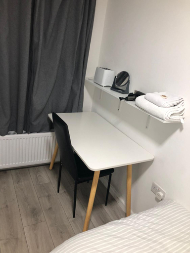 Others 5, Studio Flat Private Shower Wc and Kitchenette, London