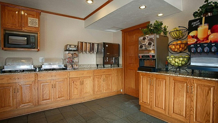 Food & Drinks 5, Crosswinds Inn, Gallatin