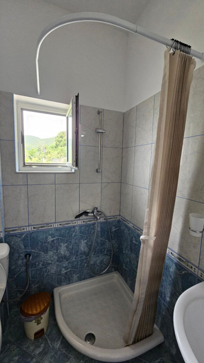 Bathroom 3, Vila Riand, Sarandës