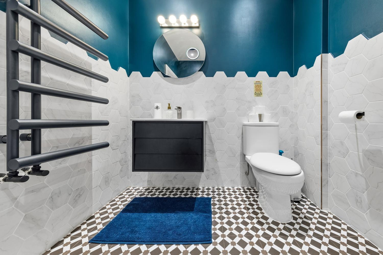 Bathroom 2, Prime Central London Stay, modern Apartments with AC, London