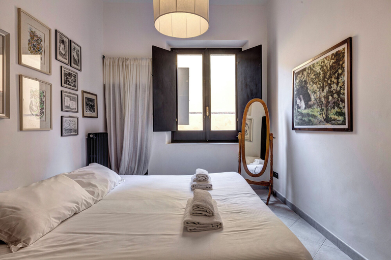 Room 2, Casine Apartment by Mamo Florence, Florence